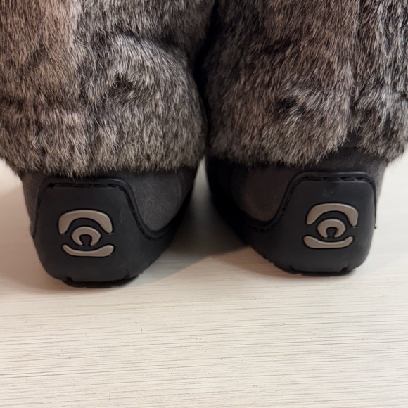 Manitobah Mukluks Gray and Fur Winter Boots - Picture 12 of 12